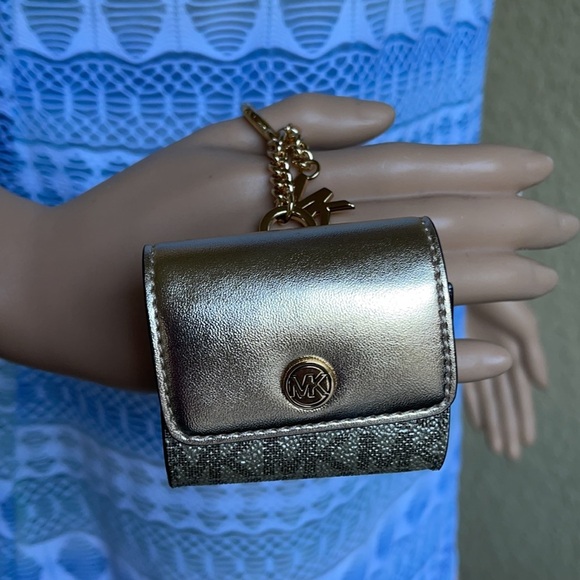 Michael Kors Jet Set Travel AirPod Case - Picture 9 of 16